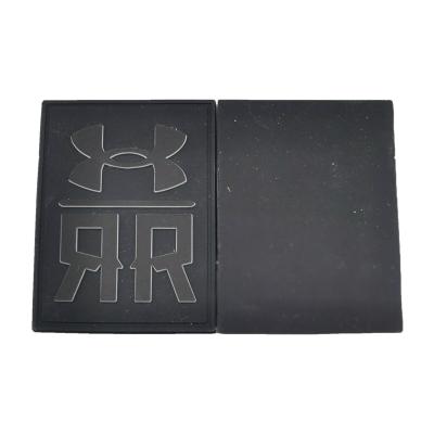 China Sustainable Garment Accessories Customized Rectangle Black 3D Raised Logo Printed Sewing Silicon Label Te koop
