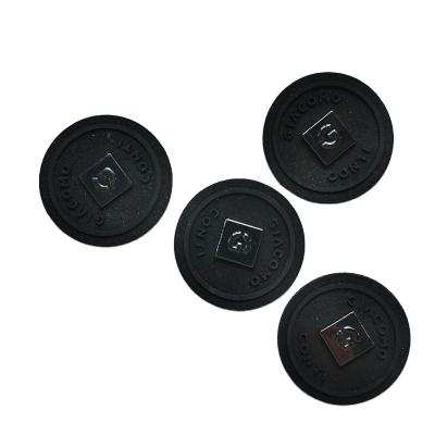 China Customized Rubber Badge Black Round Nickel Free Form Metal Rubber Drop Label en venta