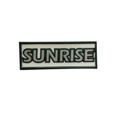 Chine Embossed PVC Rubber Patch Sustainable Custom 3D Straight Cut Clothing Badge à vendre
