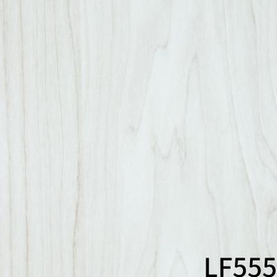 China Laminado de revestimiento de película de PVC de grano de madera en relieve para paneles de pared en venta
