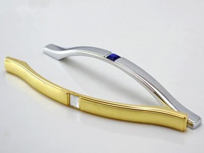 中国 Zamarkは水晶ドレッサーのハンドルのヨーロッパのキャビネットの引き96mmの簡単なアーチ形にされた食器棚のノブに銀を着せます 販売のため