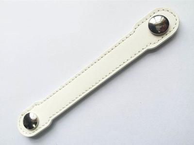 China Punhos e botões brancos da mobília da forma dos punhos 128mm da gaveta das trações do couro do armário da estante à venda