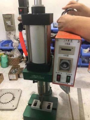 Chine Sertisseur pneumatique de rabattement optique de verticale de machine de câble de correction de fibre à vendre