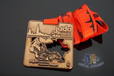 China Medallas del premio de los acontecimientos deportivos del judo y tipo cortado cintas con la galjanoplastia del cobre o del bronce en venta