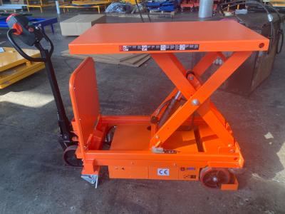 China Self Propelled Mobile Lift Table 1100lbs Full Eletric Lifting With 24 DC Batteries for sale