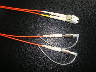 China LC al estándar del IEC 61754-20 del cordón de remiendo de la fibra óptica del estruendo OM2 en venta