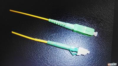 China El cable del remiendo de Patchcord del adaptador del SC APC LC modificó la longitud para requisitos particulares amarilla negra blanca en venta