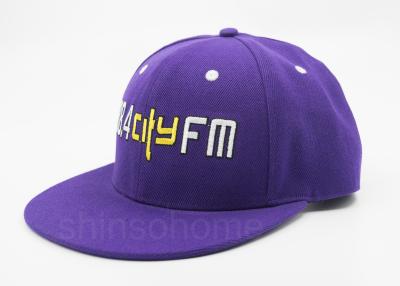Китай Подгонянные пурпуровые акриловые бейсбольные кепки Snapback с плоским логосом вышивки продается