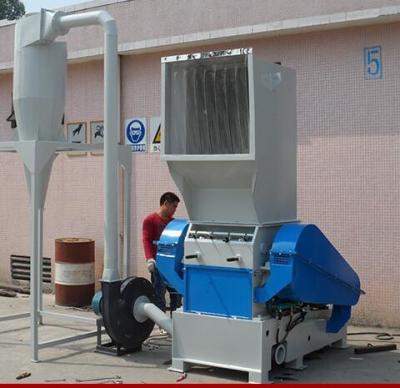 China Máquina plástica giratoria de la trituradora de la botella de 6 cuchillas, reciclando el plástico que machaca la máquina en venta