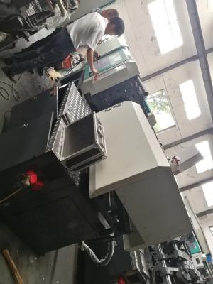 China Máquinas moldando conduzidas da auto injeção do bulbo com pressão alta da injeção à venda