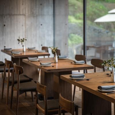 Китай Отсутствие набора обеденного стола Брауна коробки Seater ресторана 4 общежития MOQ деревянного продается