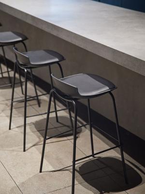 Κίνα Classic Black Bar Stool Light Weight And Sophisticated Leather Bar Chairs προς πώληση