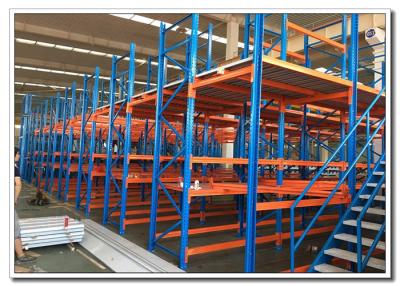 Chine Structure métallique adaptée aux besoins du client de niveaux de système de défilement ligne par ligne de mezzanine de stockage multi d'étagères à vendre