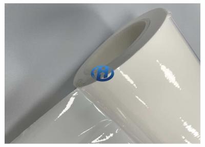 China 80 μm weiße Freigabe-werfender Polypropylen-kurierter Silikon-Beschichtungs-UVfilm für Band zu verkaufen