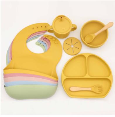 中国 食品等級のシリコーンの赤ん坊の食事用器具類は軽食のコップの胸当ての吸引の版を置いた 販売のため