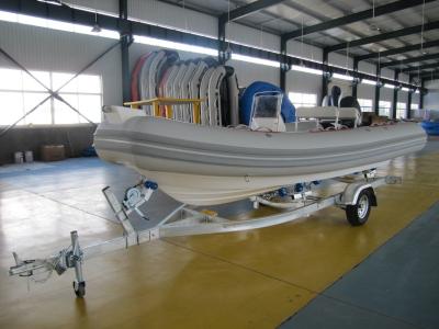 中国 専門家によって電流を通される鋼鉄ボートのトレーラー550cmの耐久の単一の車軸ボートのトレーラー 販売のため