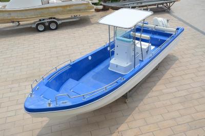 Chine Bateaux bleus de pêche en eau douce de stabilité, bateaux de pêche de plaisir de la fibre de verre 8m à vendre