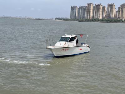 Chine 2023 new 25ft FRP Half top fishing boat with cabin in cheap price à vendre