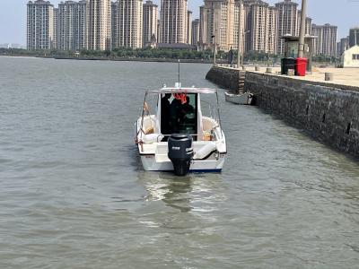 中国 2023 7.6m long fiberglass fishing yacht with cabin on sea for water fun 販売のため