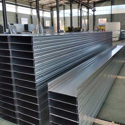 China Rectangular bandeja de cable de trabajo pesado galvanizado en caliente Color plateado en venta