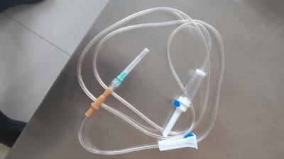 China Disposable Infusion Set with Micro-porous Filter 15-60 Drops/ml Flow Rate à venda