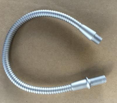 China El tubo flexible de la lámpara del cobre del hardware del tubo del cuello de cisne del metal que moldeaba galvanizó en venta