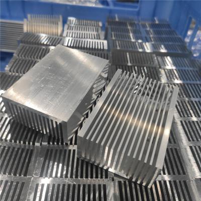 China Silberner Aluminiumverdrängungs-Kühlkörper für Leistungselektronik-Kühlkörper zu verkaufen