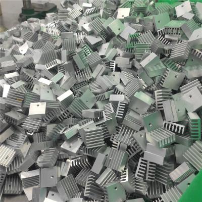 中国 Audion脱熱器およびハードウェア解決のための突き出るアルミニウム予備品 販売のため