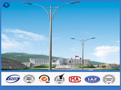 China Doppeltarm-StraßenlaternePfosten ASTM A36, heißes Bad galvanisierte kommerzielle helle Pfosten im Freien zu verkaufen