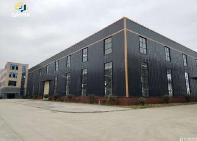 China Edificios de marco de acero prefabricados resistentes durables de la estructura de acero con el tejado del panel de bocadillo en venta