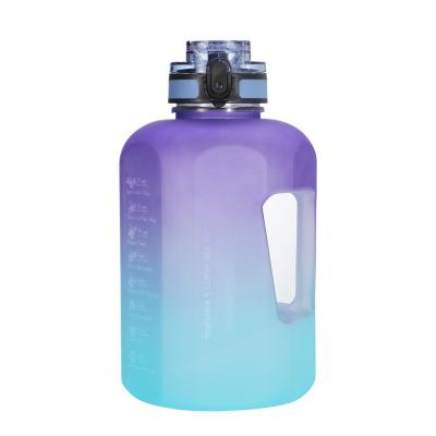 China 2200ml garrafa de água plástica 14x14x25cm de Tritan do Gym de 5 galões à venda