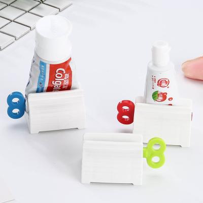 Chine Accessoires à la maison de salle de bains de presse-fruits de pâte dentifrice de tube de roulement de FDA de la CE à vendre
