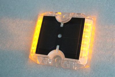 中国 12 LEDs の太陽動力を与えられた道のスタッド 115×105×20 MM -20°C +70°C の仕事の温度 販売のため