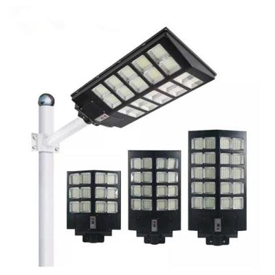 China as lâmpadas solares impermeáveis leves exteriores todas de 2000w IP67 300w 200w 100w em 1 conduziram a fabricação solar de guangdong da luz de rua à venda
