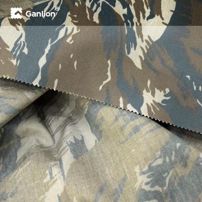 China Tela cruzada 2/1 de la tela del uniforme militar del algodón del poliéster del camuflaje en venta