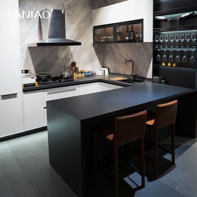 China Diseño de gabinete de cocina moderno blanco negro personalizado tablero EB con mesa de comedor en venta