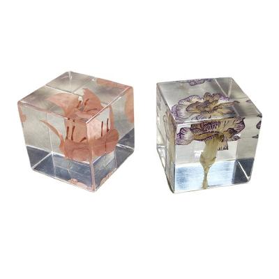 China Cubic Flower Paperweight With Dandelion Inside Embed Processing for sale