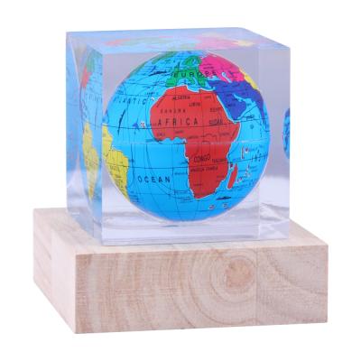 China Plexiglás cilíndrico poligonal Crystal Globe Paperweight, peso de papel claro da resina à venda
