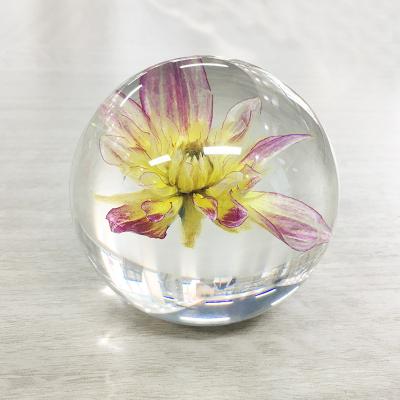 China Popular Flower Paperweight Ball Personalized Crystal Paperweight for sale