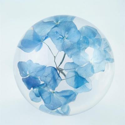 China Crafts Wholesale Home Decoration Paper Weight Clear Acrylic Ball Resin Paperweight Hydrangea Flower Inside Acrylic Resin Balls for sale