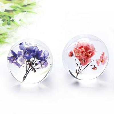 中国 固体明確なエポキシ樹脂球の製造者の中の実質の乾燥した花が付いている樹脂の球の中国の源の製造業者 販売のため