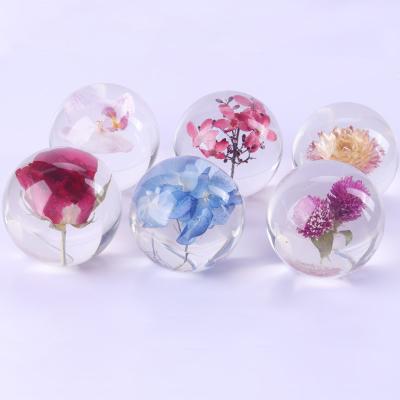 China Dia80mm Dia90mm Flower Paperweight Clear Solid Epoxy Resin Sphere for sale