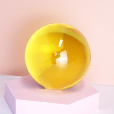 Chine Les boules acryliques claires adaptées aux besoins du client en gros de décoration de résine d'usine ont coloré les boules acryliques transparentes de jouet de boule décorative à vendre