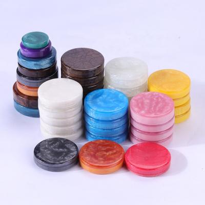 China El backgammon de encargo de la resina fijó los microprocesadores de mármol del backgammon de 30 pedazos en venta