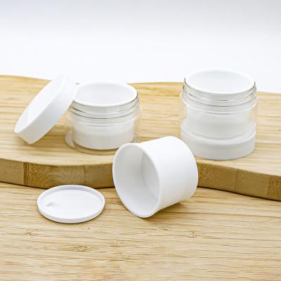 China Jarrones de plástico de 50 mm de diámetro con tapas de colores para envases cosméticos en venta