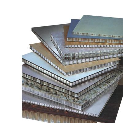 China La base de panal de la longitud 4000m m perforó las hojas de aluminio del techo de los paneles de techo en venta
