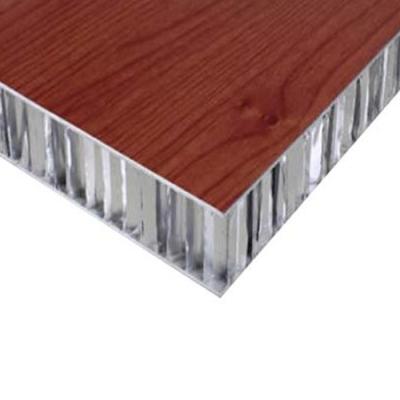 Cina Pannello composito 10000mm del favo di alluminio di legno di sembrare per il materiale della parete della decorazione in vendita