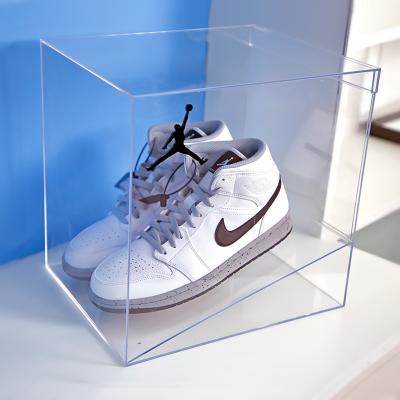 China Caja de pantallas de zapatos acrílicos transparentes de plexiglás Caja de zapatos deportivos apilables en venta
