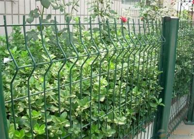 中国 Triangle Bend Welded Mesh Fencing 1.8m Welded Curved Mesh Fence 販売のため