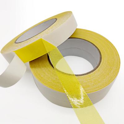 中国 区域敷物のために頑丈な二重味方されたカーペット テープ強く独特で黄色い接着剤が付いているタイル張りの床の敷物のグリッパー テープ 販売のため